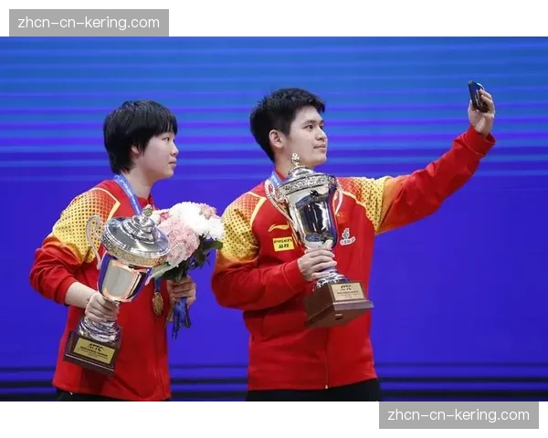 乒乓球主题艺术展在东京开幕，展出历届奥运会奖牌、海报及球拍设计